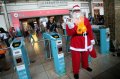 Sinterklas Di Commuterline Pada Hari Natal