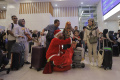 sinterklas-hibur-penumpang-whoosh-di-stasiun-kereta-cepat-halim_20231224_201039.jpg