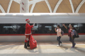 sinterklas-hibur-penumpang-whoosh-di-stasiun-kereta-cepat-halim_20231224_201042.jpg