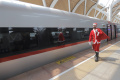 sinterklas-hibur-penumpang-whoosh-di-stasiun-kereta-cepat-halim_20231224_201045.jpg