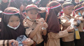 Siswa SD Melakukan Aksi Remas Botol Sambut HUT Kemerdekaan RI Ke-77