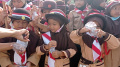 Siswa SD Melakukan Aksi Remas Botol Sambut HUT Kemerdekaan RI Ke-77