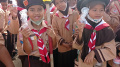 Siswa SD Melakukan Aksi Remas Botol Sambut HUT Kemerdekaan RI Ke-77