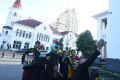 sosialisasi-pilkada-jawa-timur-di-kawasan-kota-lama-surabaya_20240823_215951.jpg
