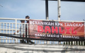 spanduk-desak-kpk-usut-mafia-tambang_20240306_131147.jpg
