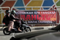 spanduk-desak-kpk-usut-mafia-tambang_20240306_131227.jpg