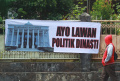 spanduk-lawan-dinasti-politik-bertebaran-di-jakarta_20231015_185559.jpg