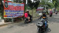 Spanduk Menolak Penutupan Pintu Lintasan KA di Cengkarang