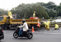 sudin-bina-marga-jakarta-pusat-membersihkan-mcb-gatot-subroto_20230127_182825.jpg
