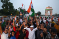 suka-cita-sambut-pendaratan-pesawat-antariksa-india-di-bulan_20230824_150412.jpg