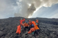 sulitnya-evakuasi-korban-tewas-erupsi-gunung-marapi_20231206_162925.jpg