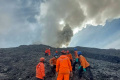 sulitnya-evakuasi-korban-tewas-erupsi-gunung-marapi_20231206_171208.jpg