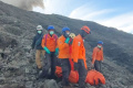sulitnya-evakuasi-korban-tewas-erupsi-gunung-marapi_20231206_171616.jpg
