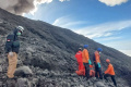 sulitnya-evakuasi-korban-tewas-erupsi-gunung-marapi_20231206_171857.jpg
