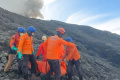 sulitnya-evakuasi-korban-tewas-erupsi-gunung-marapi_20231206_172257.jpg