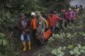 sulitnya-evakuasi-korban-tewas-erupsi-gunung-marapi_20231206_172642.jpg