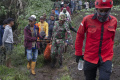 sulitnya-evakuasi-korban-tewas-erupsi-gunung-marapi_20231206_172804.jpg