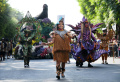 surabaya-vaganza-2024-mengelar-pawai-mobil-hias-dan-budaya_20240526_192539.jpg