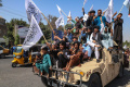 taliban-pamerkan-alutsista-peninggalan-as_20240816_080943.jpg