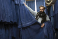 Taliban Wajibkan Perempuan Afghanistan Pakai Burqa