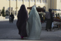 taliban-wajibkan-perempuan-afghanistan-pakai-burqa_20220510_080028.jpg