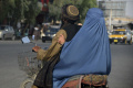 Taliban Wajibkan Perempuan Afghanistan Pakai Burqa