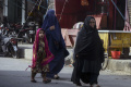 Taliban Wajibkan Perempuan Afghanistan Pakai Burqa