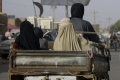 Taliban Wajibkan Perempuan Afghanistan Pakai Burqa