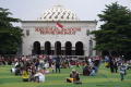 taman-alun-alun-kota-bandung-ramai-wisatawan_20240103_094834.jpg