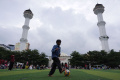 taman-alun-alun-kota-bandung-ramai-wisatawan_20240103_102257.jpg