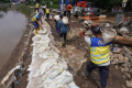 tanggul-sungai-cigede-jebol-rumah-warga-terendam-banjir_20240112_210703.jpg