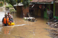 tanggul-sungai-cigede-jebol-rumah-warga-terendam-banjir_20240112_210846.jpg