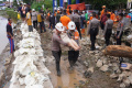 tanggul-sungai-cigede-jebol-rumah-warga-terendam-banjir_20240112_211012.jpg