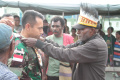 tarian-adat-papua-lepas-personel-satgas-yonif-126kc_20221019_145407.jpg