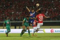 Teja Paku Alam Kiper Sriwijaya FC Menghadang Heading Badurrahman