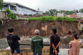 Tembok Bangunan di Kelurahan Kasin Kota Malang Ambrol