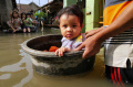 Terendam Banjir Warga Kampung Bojongasih Gunakan Perahu
