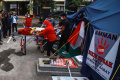 tim-medis-periksa-kondisi-peserta-mogok-makan-di-komnas-ham_20221218_171745.jpg