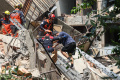 tim-penyelamat-mencari-korban-selamat-gempa-taiwan_20240404_205444.jpg