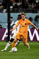 Timothy Weah Menghadang Gerak Frenkie De Jong