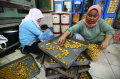 Tingginya Bahan Pokok, Omset Kue Lebaran Menurun