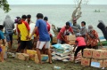tni-al-salurkan-bantuan-ke-nelayan-terdampak-gempa-sulbar_20210125_181701.jpg