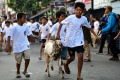 tradisi-arak-arakan-hewan-kurban-warga-sukoharjo-kota-malang_20220710_142723.jpg