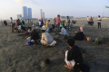 Tradisi Menyelimuti Anak dengan Pasir Saat Gerhana di Pakistan