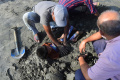 Tradisi Menyelimuti Anak dengan Pasir Saat Gerhana di Pakistan