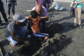 Tradisi Menyelimuti Anak dengan Pasir Saat Gerhana di Pakistan