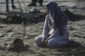 Tradisi Menyelimuti Anak dengan Pasir Saat Gerhana di Pakistan