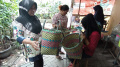Tugimin Perajin Tas Belanja Dari Limbah Plastik