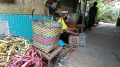 Tugimin Perajin Tas Belanja Dari Limbah Plastik