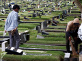tukang-bersih-makam-jelang-bulan-suci-ramadan-1443h_20220328_141121.jpg